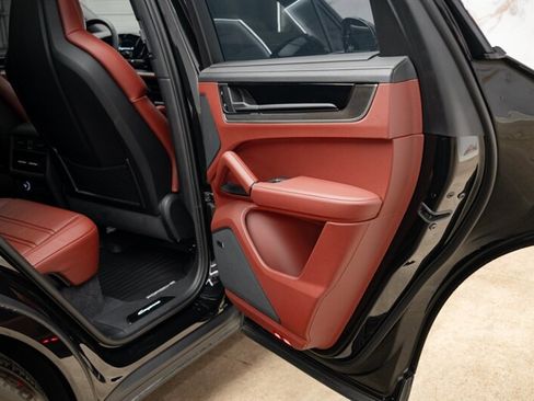 Used 2025 Porsche Cayenne S image 25