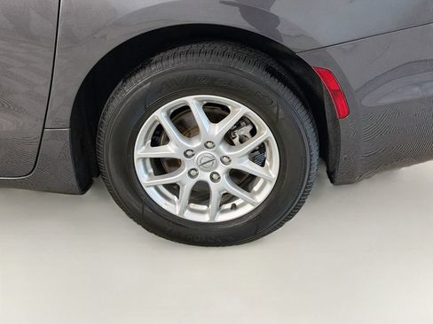 Used 2023 Chrysler Pacifica Touring-L FWD image 34