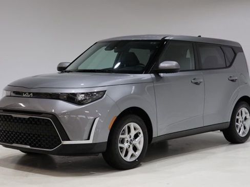 Used 2025 Kia Soul LX FWD image 3