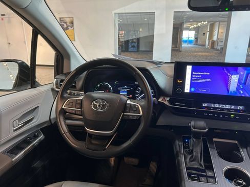 Used 2025 Toyota Sienna XLE FWD image 32