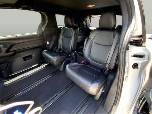 Used 2025 Toyota Sienna XSE FWD image 21