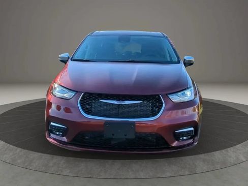 Used 2023 Chrysler Pacifica Limited FWD image 2