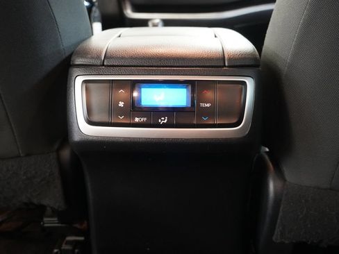 Used 2019 Toyota Highlander LE AWD/4WD image 30