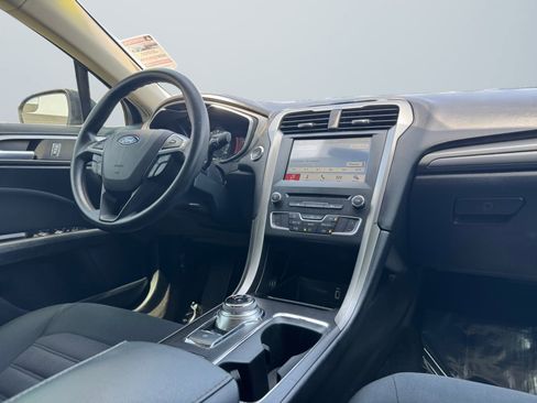 Used 2017 Ford Fusion SE w/ Fusion SE Technology Package FWD image 14