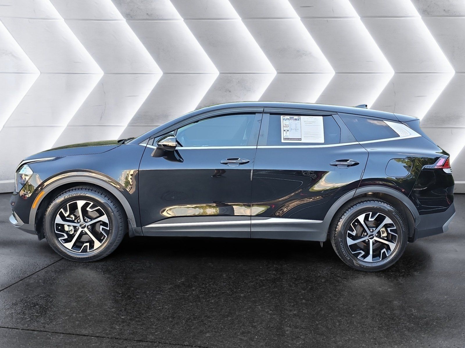 Used 2023 Kia Sportage EX FWD image 2