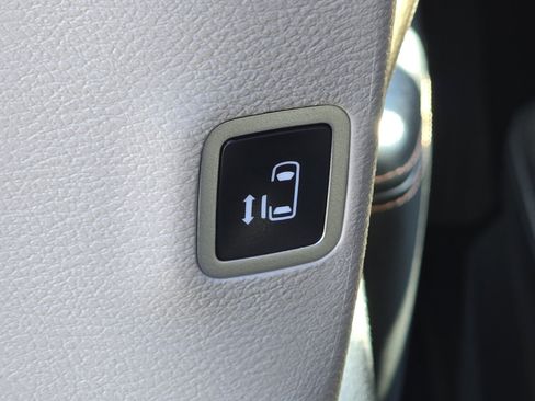 Used 2019 Chrysler Pacifica Touring-L Plus w/ Advanced Safetytec Group FWD image 18
