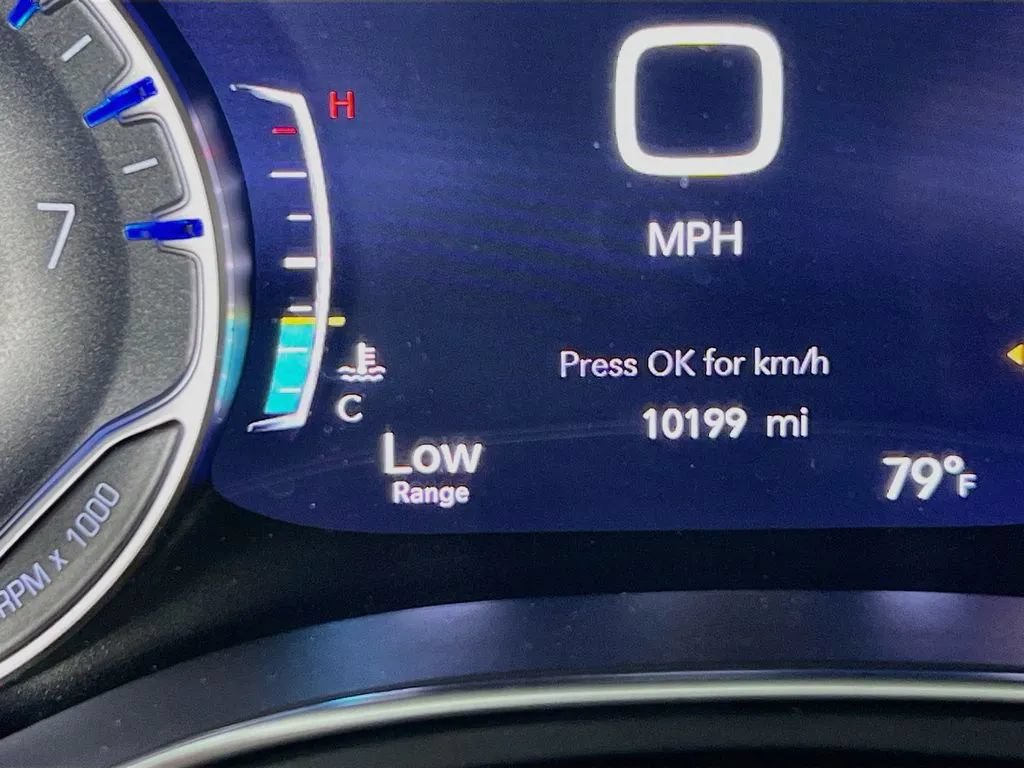 Used 2025 Chrysler Pacifica Limited AWD/4WD image 13