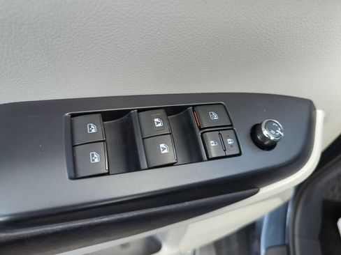 Used 2017 Toyota Highlander XLE FWD image 33
