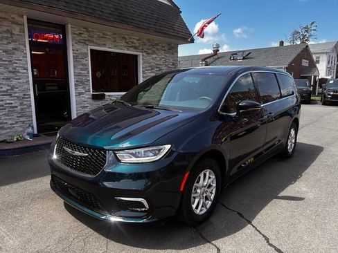 Used 2025 Chrysler Pacifica Select FWD image 1
