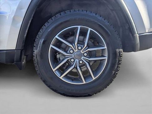 Used 2019 Jeep Grand Cherokee Limited image 25