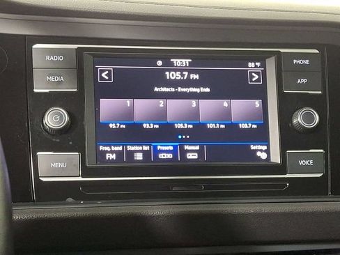 Used 2024 Volkswagen Jetta SE FWD image 3