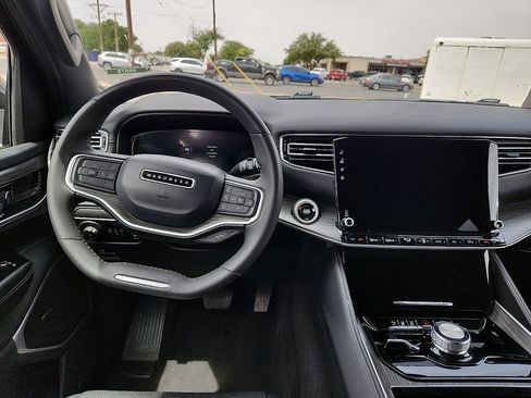 Used 2024 Jeep Wagoneer L Series II AWD/4WD image 7