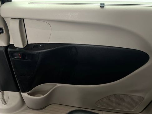 Used 2020 Chrysler Pacifica Touring-L image 25