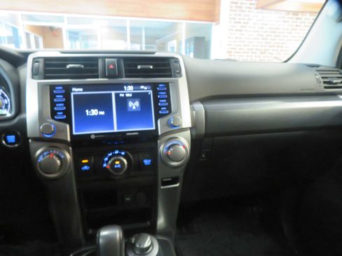 Used 2022 Toyota 4Runner SR5 AWD/4WD image 39