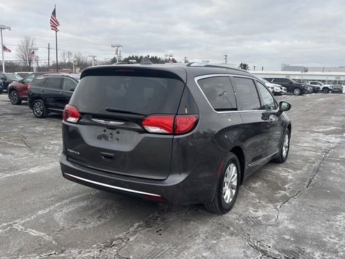 Used 2018 Chrysler Pacifica Touring-L Plus image 5
