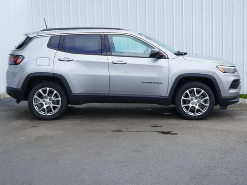 Used 2022 Jeep Compass Latitude w/ Sun and Sound Group AWD/4WD image 2