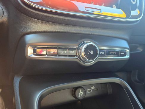 Used 2023 Volvo XC40 Recharge Ultimate image 32