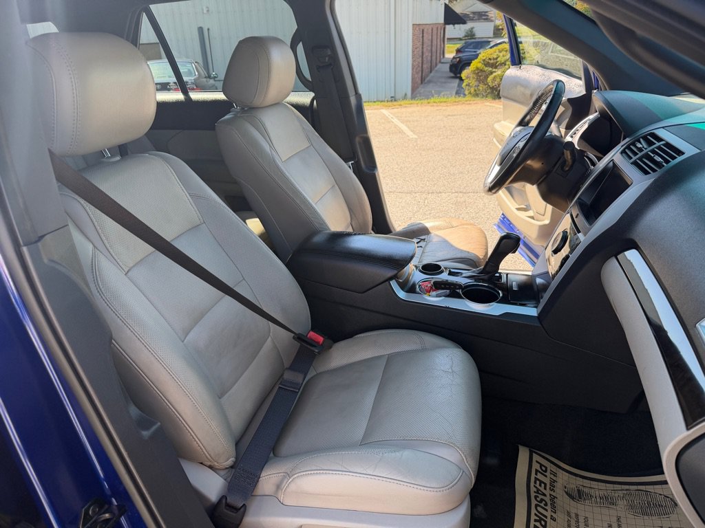 Used 2014 Ford Explorer Limited w/ Equipment Group 302A FWD image 16