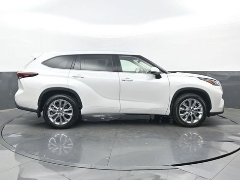 Used 2026 Toyota Highlander Limited image 2