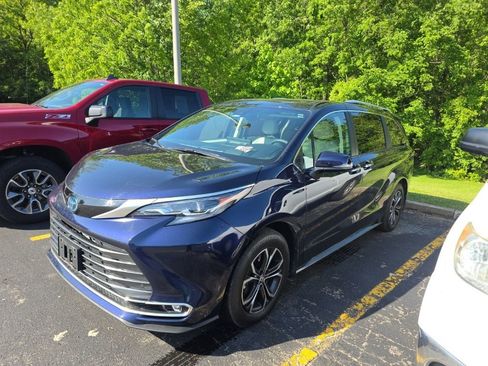 Used 2025 Toyota Sienna Platinum AWD/4WD image 1
