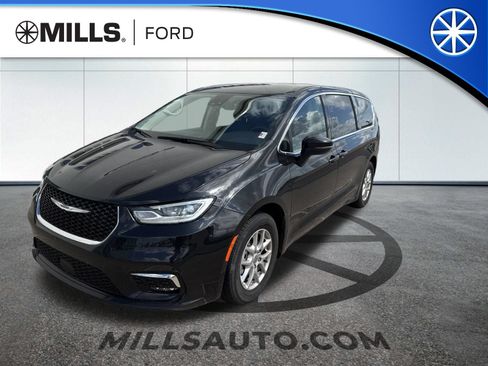 Used 2023 Chrysler Pacifica Touring-L FWD image 1