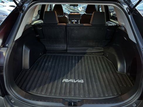 Used 2021 Toyota RAV4 LE image 9