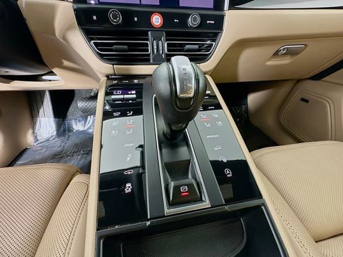 Certified 2024 Porsche Macan AWD/4WD image 19