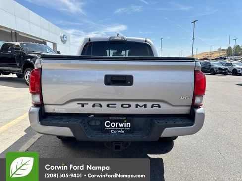 Used 2018 Toyota Tacoma TRD Sport AWD/4WD image 5