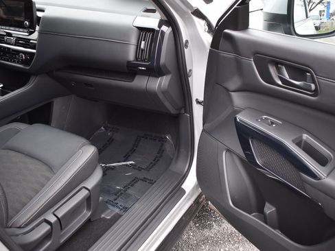 Used 2025 Nissan Pathfinder SV image 15