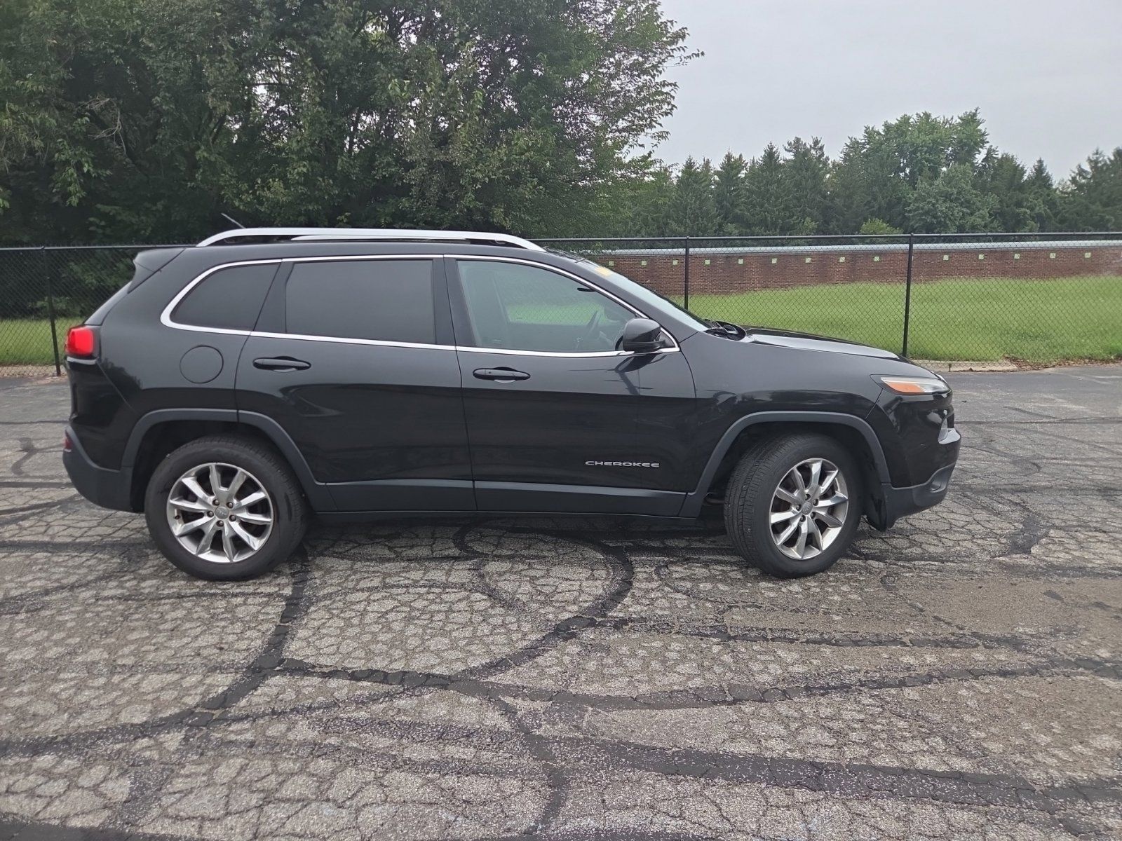 Used 2014 Jeep Cherokee Limited w/ Luxury Group AWD/4WD image 2
