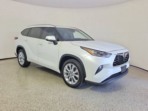 Used 2023 Toyota Highlander Limited FWD image 4