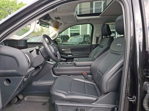 Used 2025 Ford Expedition Platinum w/ Driver's Package AWD/4WD image 15