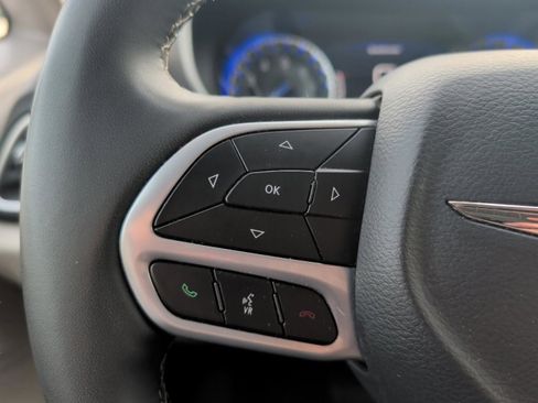 Used 2024 Chrysler Pacifica Touring-L image 25