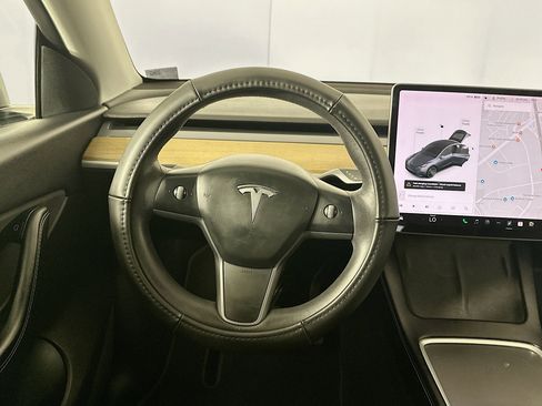 Used 2021 Tesla Model Y Long Range image 16