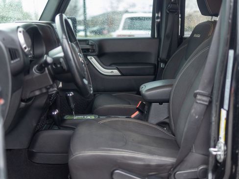 Used 2017 Jeep Wrangler Unlimited Sahara w/ Connectivity Group image 17