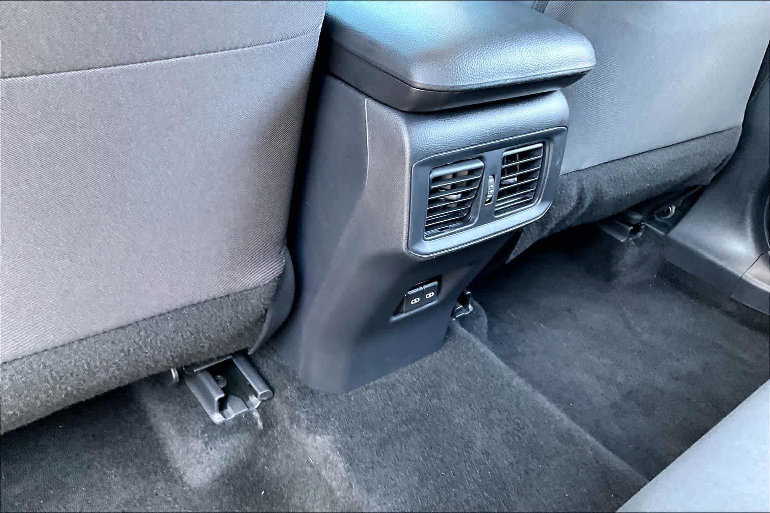 Used 2025 Toyota RAV4 XLE AWD/4WD image 33