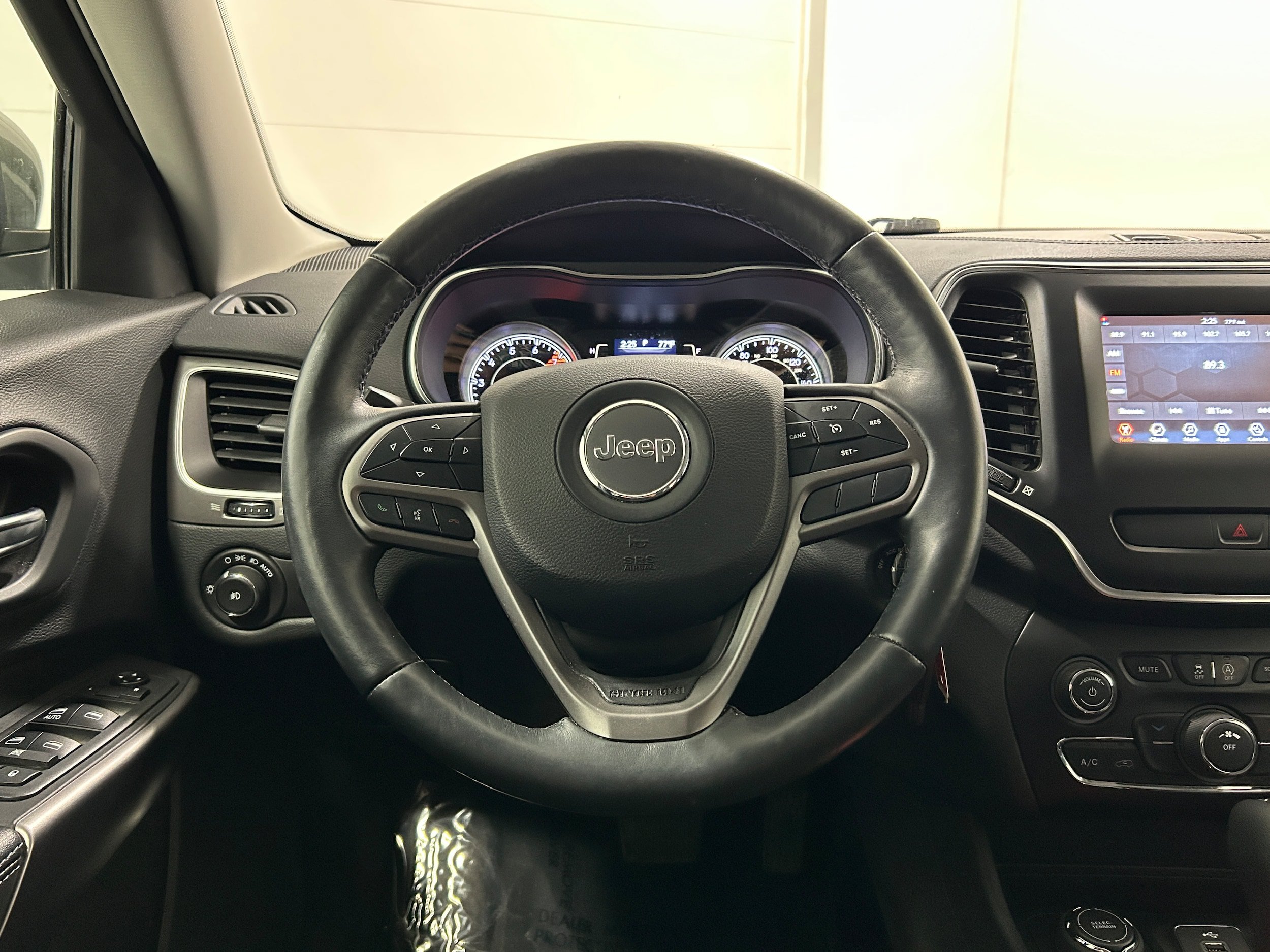 Used 2019 Jeep Cherokee Latitude w/ Cold Weather Group AWD/4WD image 14
