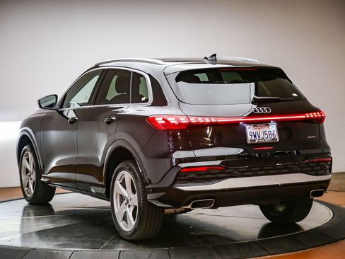 Certified 2025 Audi Q5 Premium Plus w/ Premium Plus AWD/4WD image 2