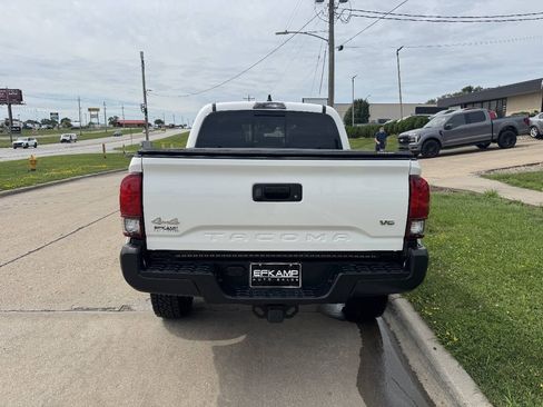 Used 2022 Toyota Tacoma SR5 AWD/4WD image 4