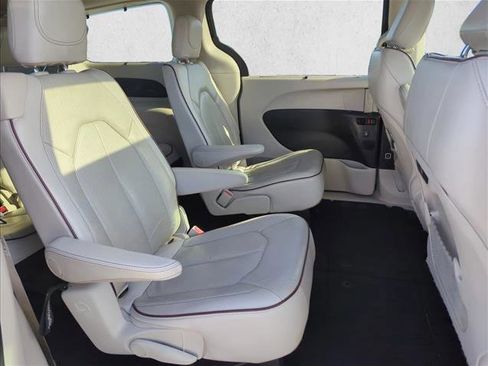 Used 2020 Chrysler Pacifica Limited image 30