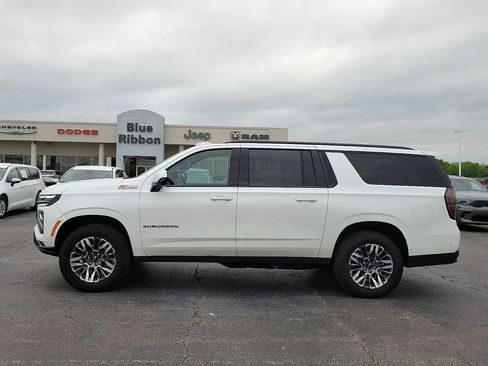Used 2025 Chevrolet Suburban Z71 AWD/4WD image 3