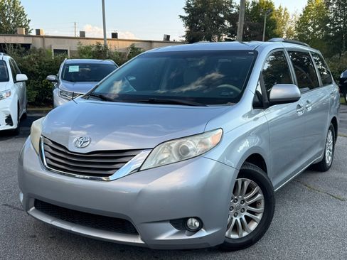 Used 2014 Toyota Sienna XLE image 3