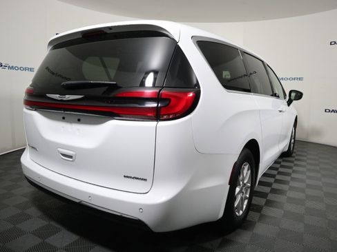 Used 2024 Chrysler Pacifica Touring-L image 5