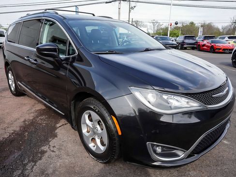 Used 2017 Chrysler Pacifica Touring-L Plus FWD image 3