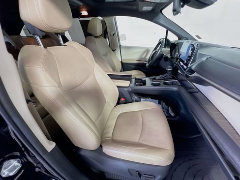 Used 2024 Toyota Sienna Limited FWD image 31