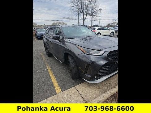 Used 2023 Toyota Highlander XSE image 2
