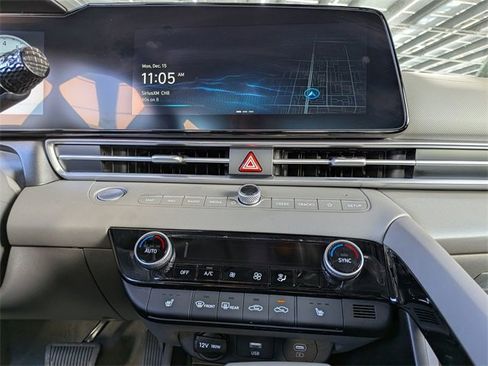 Used 2025 Hyundai Elantra SEL image 20