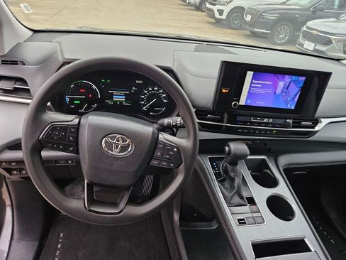 Used 2025 Toyota Sienna LE image 17