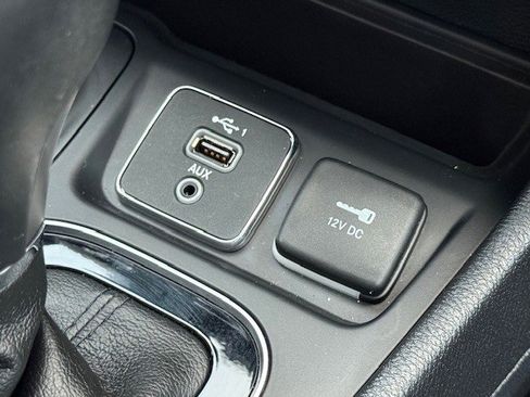 Used 2020 Jeep Cherokee Limited image 22