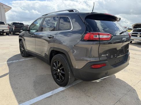 Used 2017 Jeep Cherokee Limited w/ Luxury Group AWD/4WD image 2